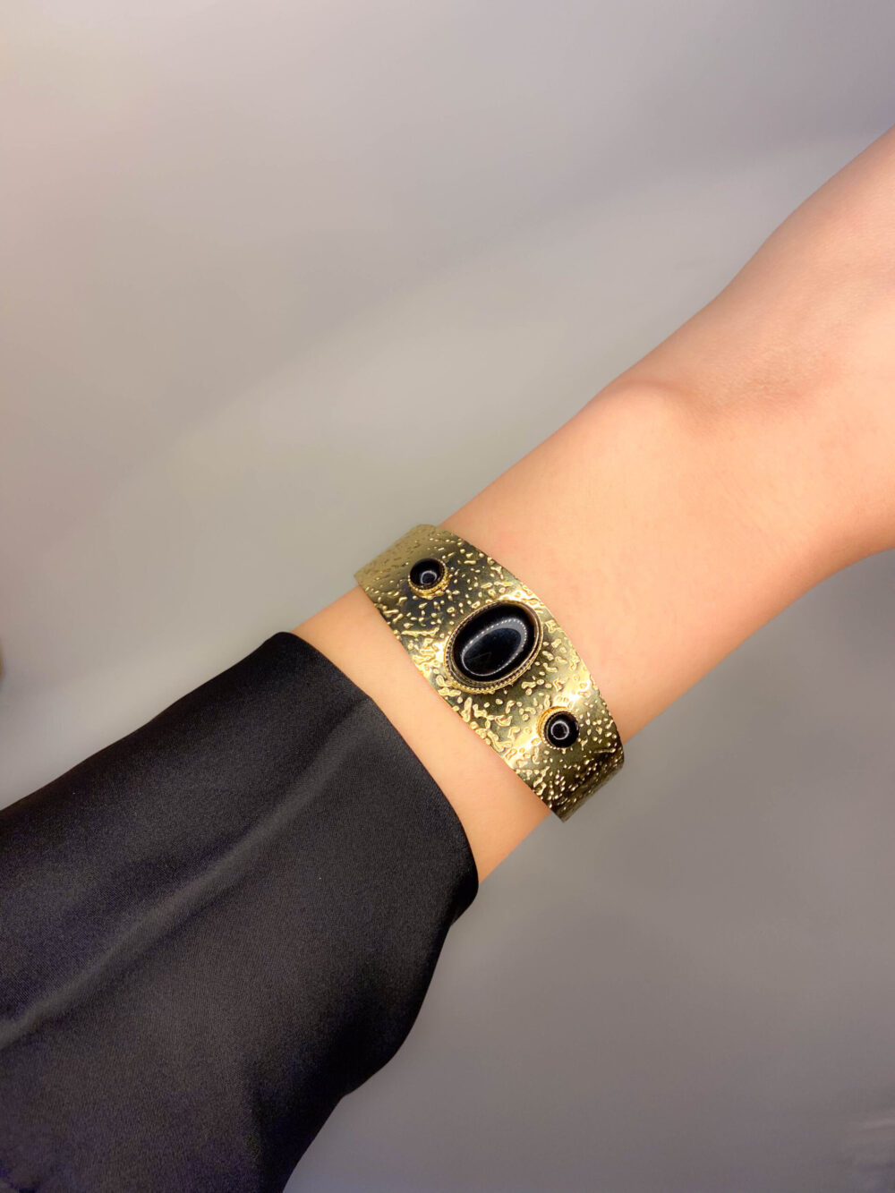 Bracelet manchette Cléopâtre noir